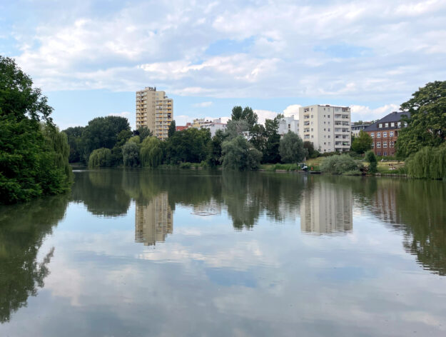 Berlin Lietzensee: Water. Builings, Green – Photo: T.Bortels/nuberlin.com